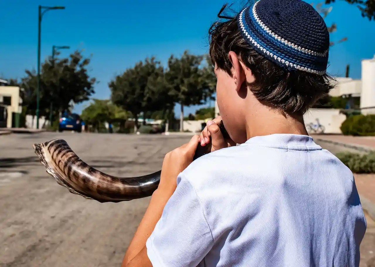 <a href="https://pixabay.com/photos/shofar-kid-jewish-new-year-jewish-4509690/">Photo by Ri_Ya on Pixabay</a>